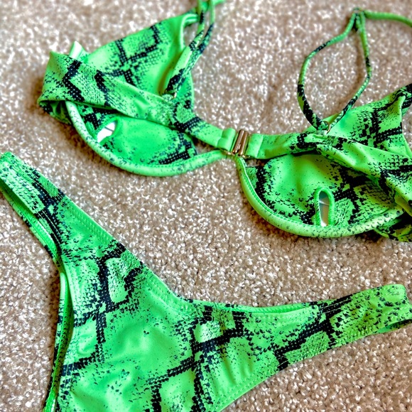 Neon green “Venom” snake print bikini set - Picture 2 of 4